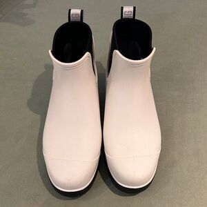 UGG White Chelsea Rain Ankle Boots with Black Interior Size 9